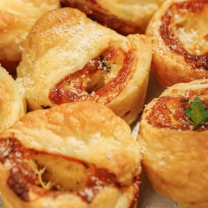 cheesy garlic cruffins featured